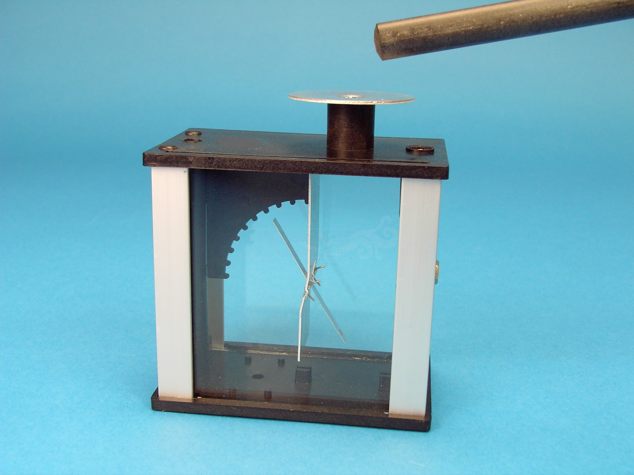 Electroscopio con escala