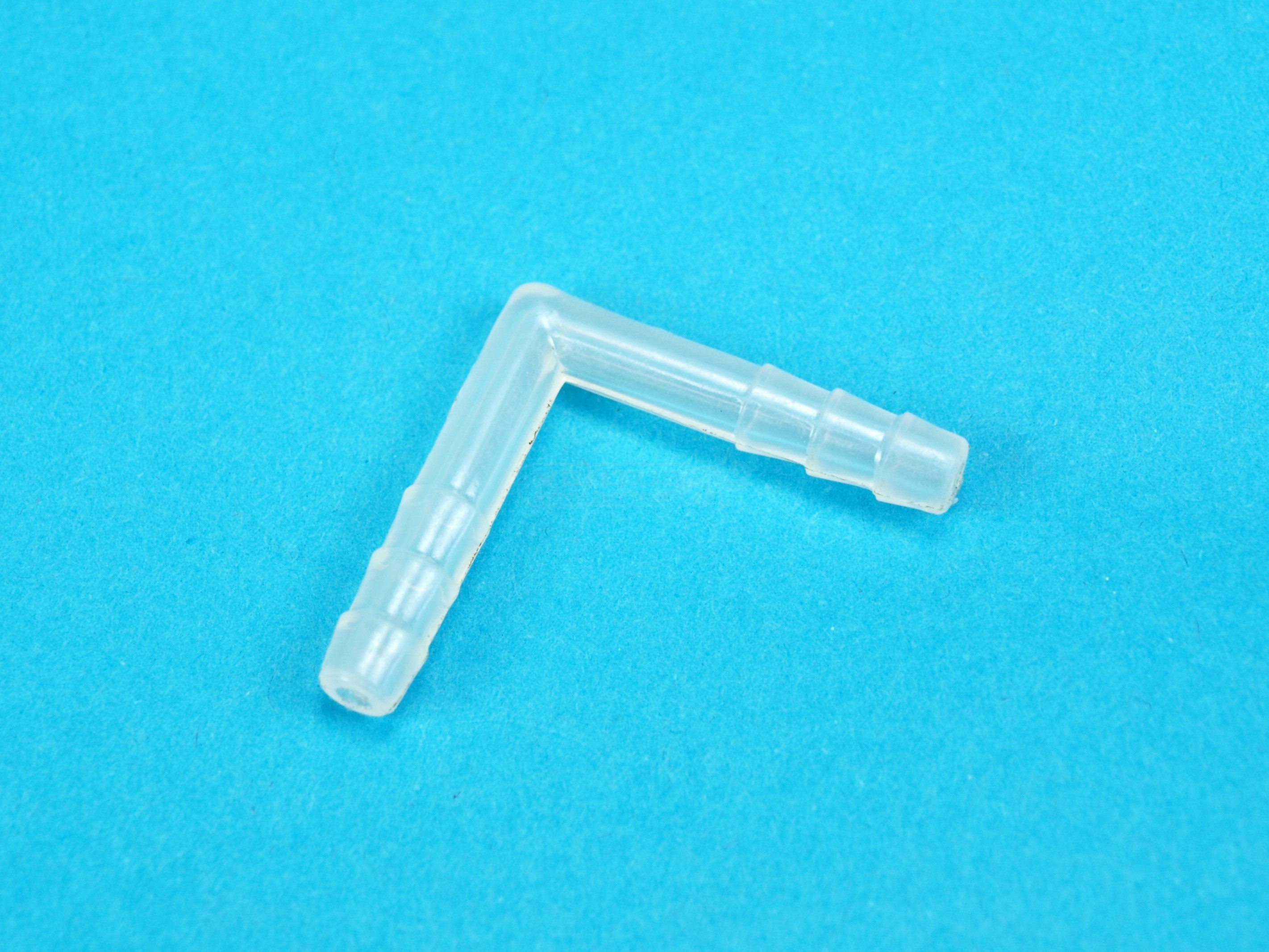 Conector en L, para tubo de 5 a 6 mmØ int