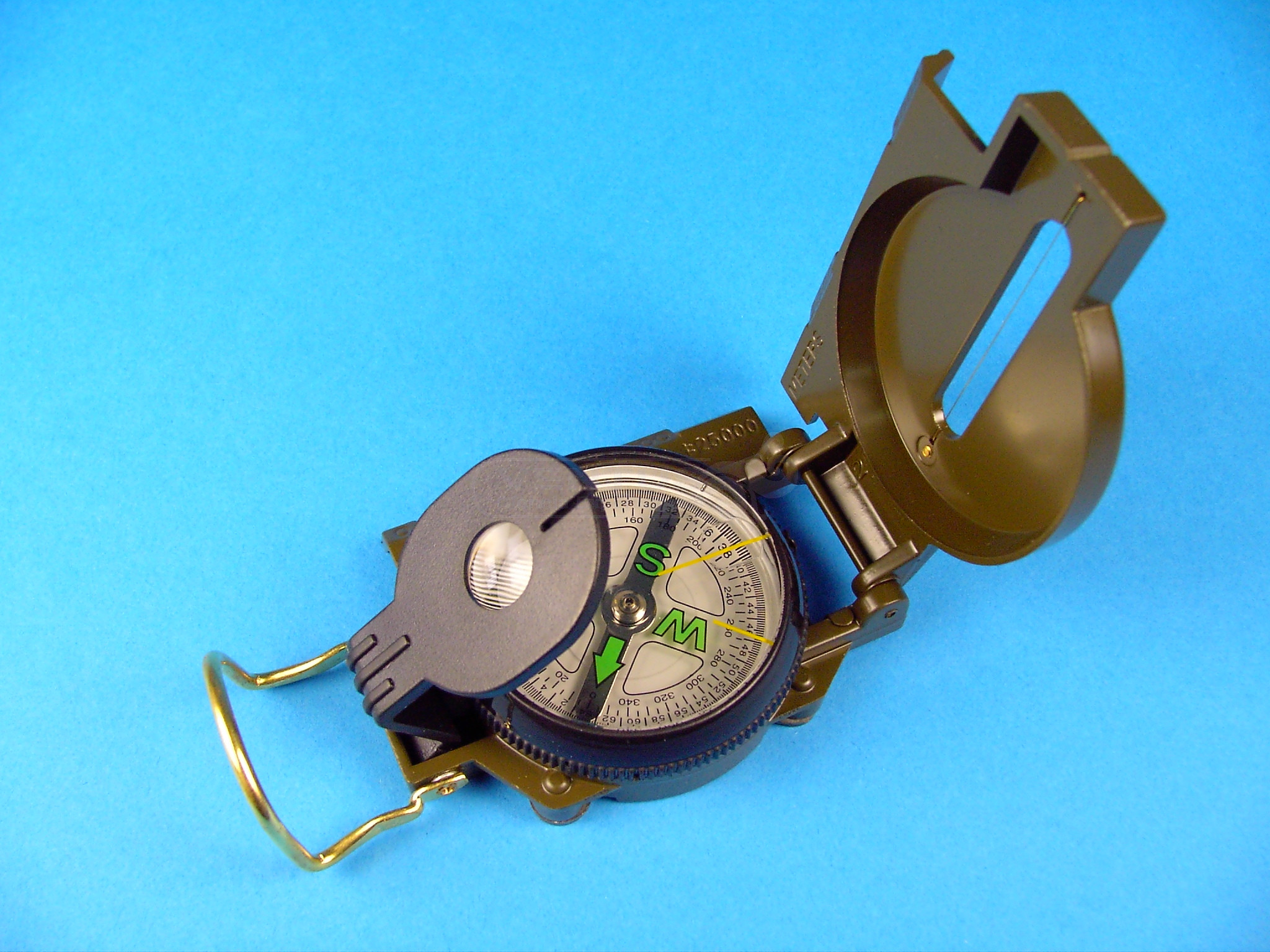 Brújula con lente y tapa
